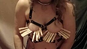 Esclave se fait plaisir seule en harnais cuir