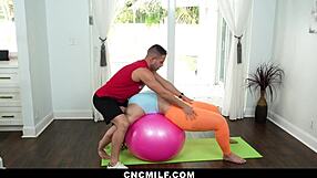 chubby milf wants stretching 😍