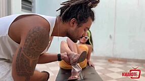 Morena usa os p�s para dar uma punheta e fica toda gozada