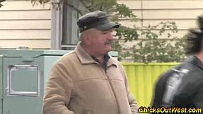 Amateur Australian girlfriend sucks cock