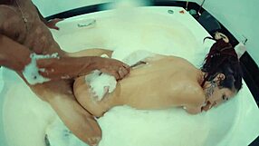 Foda in the bathtub with the sexy dreadlocked babe drives me wild.