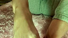 Worship my barefoot toes now!