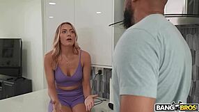 Jovan îi arată fiicei vitrege obraznice JC Wilds pula neagră mare!