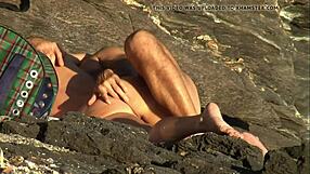 Pareja madura folla en la playa, ¡oh hombre!