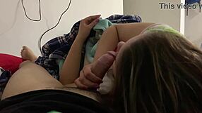 Mi hermanastra juega con mi verga mientras vemos una pel�cula en mi cuarto