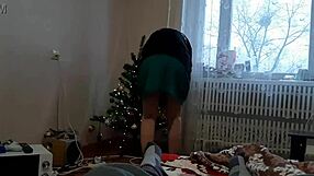 while my stepsister decoratin the christmas tree, i masturbatin riskily