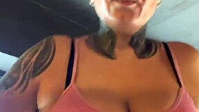 Na academia quase expulsa por blusinha, suada escorrendo na bucetinha, caralho!