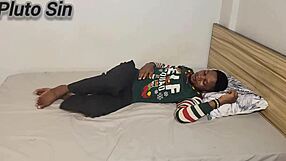 Νοσοκόμα λυγίζει για να εξυπηρετήσει ασθενή στο σπίτι