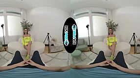 Lola Rose showt als cum slut