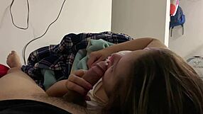 Mi hermanastra juega con mi verga mientras vemos una pel�cula en mi cuarto