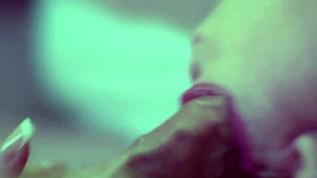 Smuk dame pegger fyren hård med strapon og sluger sæden