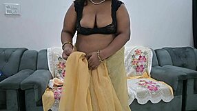 Desi Saree Aunty Teasingly Reveals Her Tits