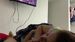 Mi hermanastra juega con mi verga mientras vemos una pel�cula en mi cuarto