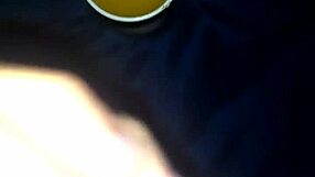 شيخ زب كبير يقذف بوله في كوب