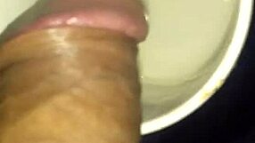 Pria Tua Kontol Besar Kencing di Gelas