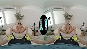 Lola Rose se montre cum slut en chaleur