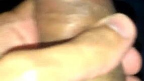 बूढ़ा आदमी बड़े लंड से मग में पेशाब करता