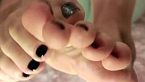 Worship my barefoot toes now!