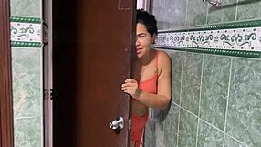 Espié a vecina gordita en baño y la follé escondido con polla monstruo