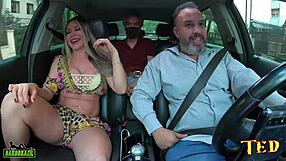 Cleo Cadillac visar mer än hon borde på turen