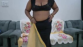 Desi Saree Aunty Teasingly Reveals Her Tits
