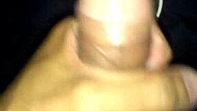 Pria Tua Kontol Besar Kencing di Gelas