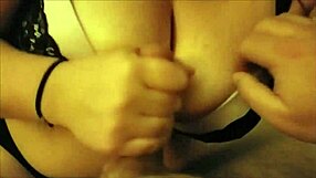 Upea BBW antaa kovan käsi-inton webkameralla kotona