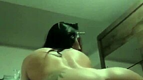 Amatir Dengan Tetek Besar Dan Tatu Duduk Atas Kontol Guna Dildo Dalam Sesi Seks Webcam