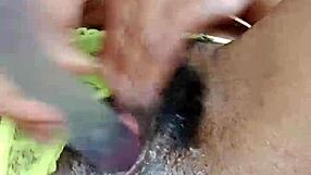 Chlupatá hospodyňka stříká při ježdění na dildu