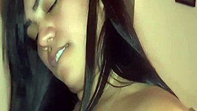 Amiga Lambe As Bolas Dele Enquanto Eu Sento Com A Buceta No Pau