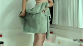 En la ducha webcam: chubby teen 18+ bathing in shower