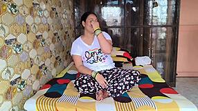 Azgın karı Puja Prem'le derin boğaz rolünde sikişiyor