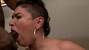 Podvádzajúca gazdinka stoná nahlas počas BBC análneho buchania 😩