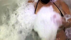 Morena na banheira de espuma sensualizando, showing her big pussy lips.