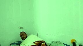 enteado pega madrasta masturbando o cuzinho