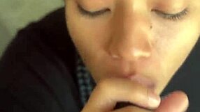 صديقة أخت زوجة سمراء لطيفة تمص شهية في بوي فيو