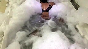 Morena na banheira de espuma sensualizando, showing her big pussy lips.