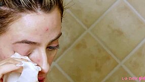 Krásná blondýna si užívá relaxační sprchu na gauči