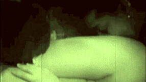 Vintage Dark London ve stínech šedesátých let – interracial trojka