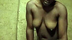 Gal jævel blir fistet i trang anal hull til hun squirter nær nabo