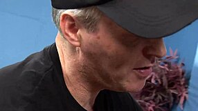 Tammie Lee pusti booty hunterju in prijatelju koncati po obrazu po doggy analu in pičko jebanju