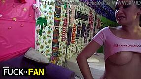 Tory Lane brinca buceta e boquete babado pro sortudo!