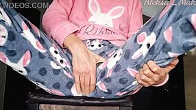 Geile stiefdochter plaagt in pyjama