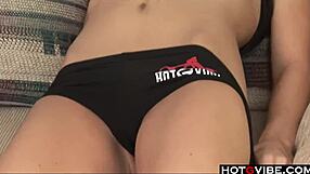 Morena gostosa dedando a buceta com brinquedos no sofá