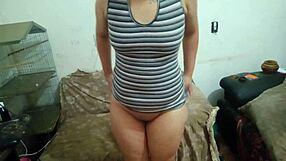 Gatinha Safada Se Exibe Tocando A Bucetinha Com Plug De Rabinho No Cuzinho