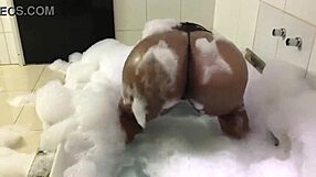 Morena na banheira de espuma sensualizando, showing her big pussy lips.