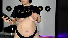 Cute latina dances teasingly on cam 😏