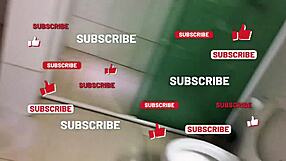 Morena na banheira de espuma sensualizando, showing her big pussy lips.