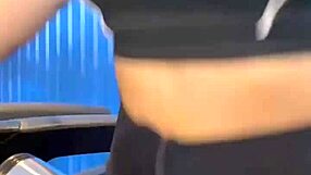 Den hete jenta får fitta slikt i folksomme badet