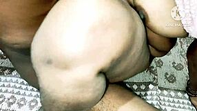 Seksi prijateljica desi mame dobi trd jebok z roko in analom v hindijskem zvoku